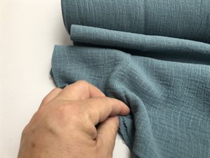 Fastvævet - florlet dobbelt gauze med bølgemønster i steel blue